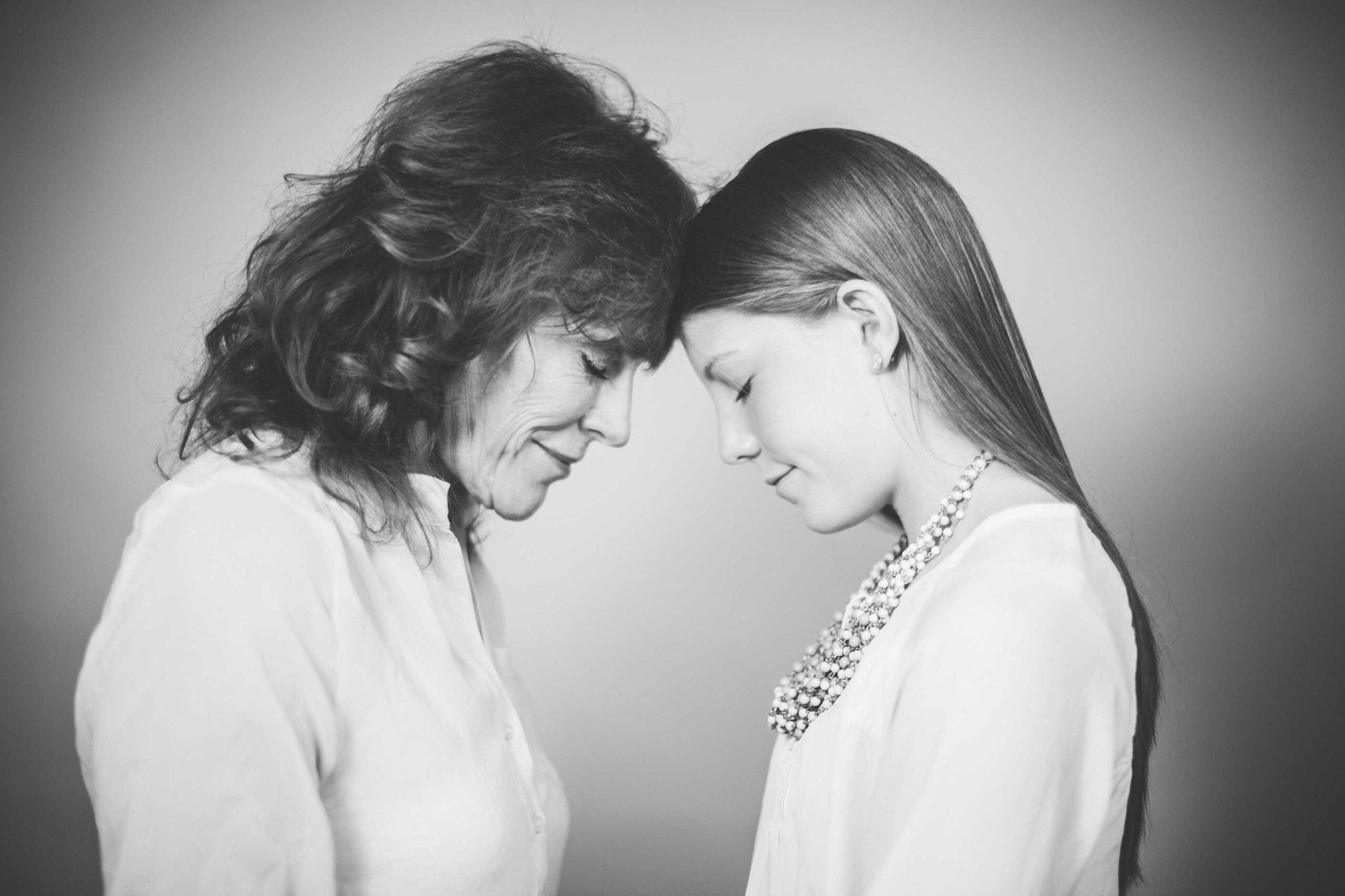 woman_and_girl_praying